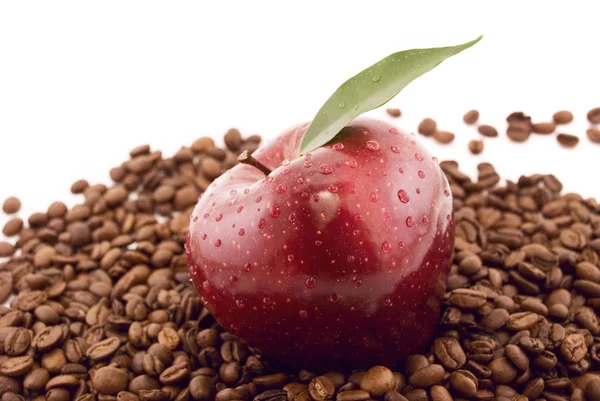 Rode appel en koffie bonen geïsoleerd op wit — Stockfoto