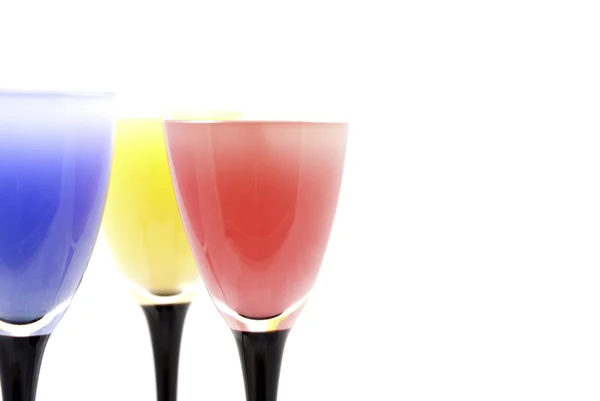 Farklı renkli içecekler üzerinde beyaz izole gözlük — Stok fotoğraf