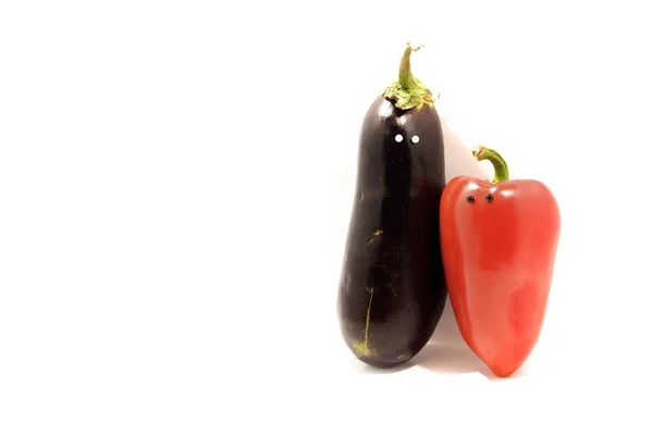 Aubergine och paprika med ögon isolerad på vit — Stockfoto