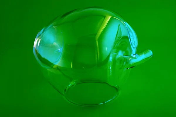 Maçã de vidro em um fundo verde — Fotografia de Stock