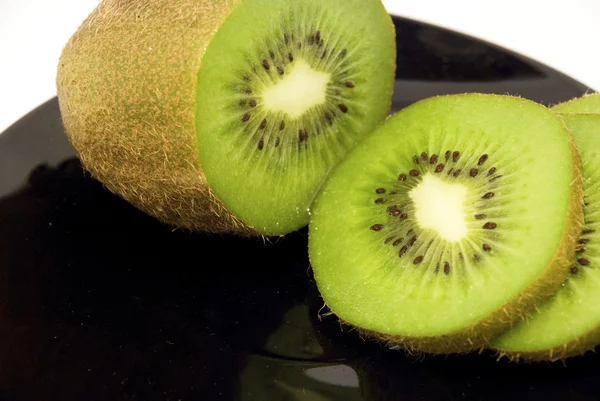 Kiwi na izolované na bílém talíři — Stock fotografie