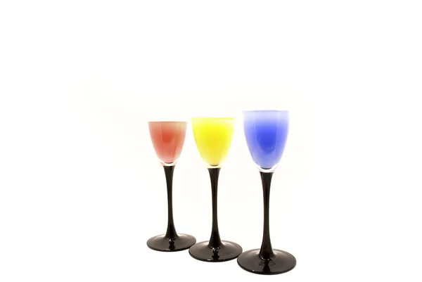 Farklı renkli içecekler üzerinde beyaz izole gözlük — Stok fotoğraf