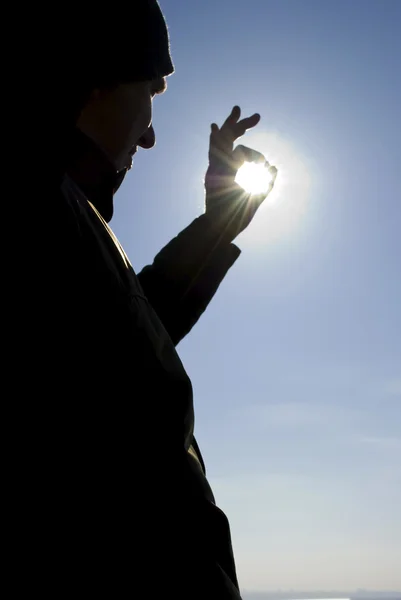 남자의 손에 있는 태양 — 스톡 사진
