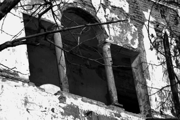 Fenster eines eingestürzten Gebäudes — Stockfoto