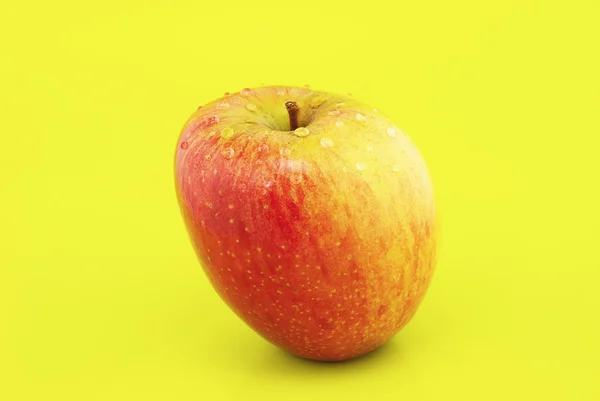 Apple na žlutém podkladu — Stock fotografie