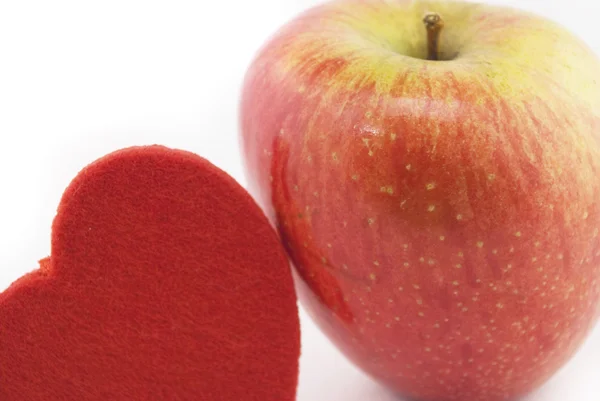Jabłko i serca na białym tle — Zdjęcie stockowe