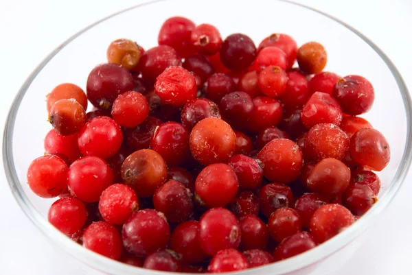 Cranberries em um copo de vidro isolado em branco — Fotografia de Stock