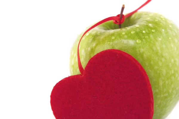 Apple ile üzerine beyaz izole kalp — Stok fotoğraf