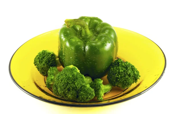 Pimienta y brócoli en un plato aislado en blanco —  Fotos de Stock