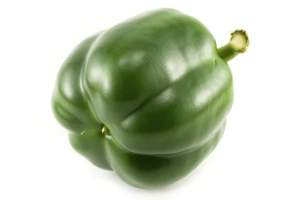 Зеленый перец изолирован на белом — стоковое фото