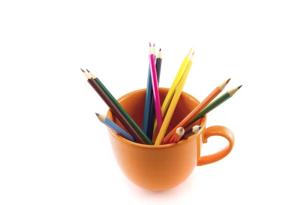 Κούπα με χρωματιστά μολύβια που απομονώνονται σε λευκό — Φωτογραφία Αρχείου