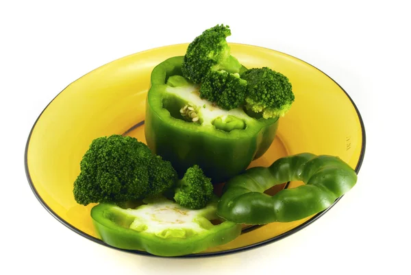 Biber ve brokoli üzerine beyaz izole bir plaka üzerinde — Stok fotoğraf