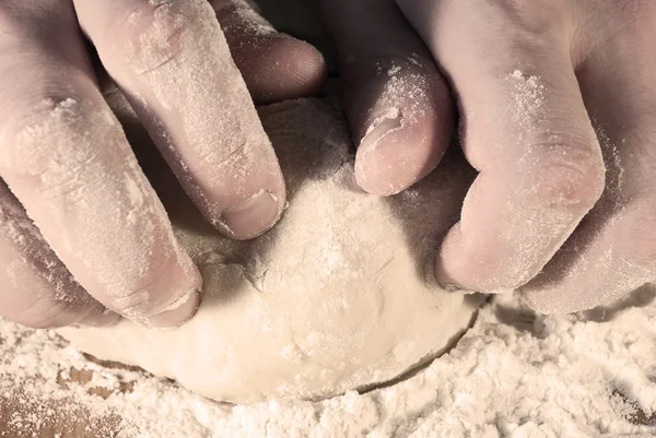 Hands shrinkable dough — Stock Photo, Image