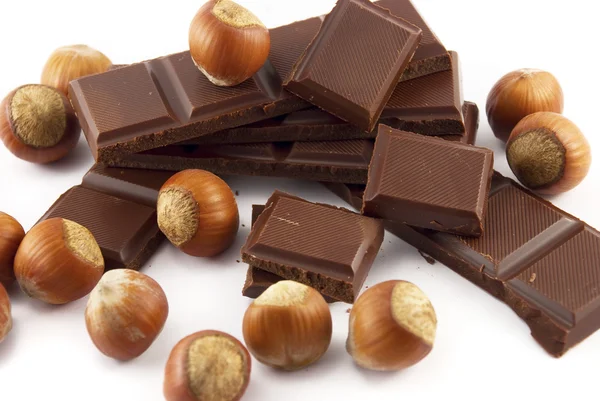 Kacang dan coklat diisolasi pada putih — Stok Foto
