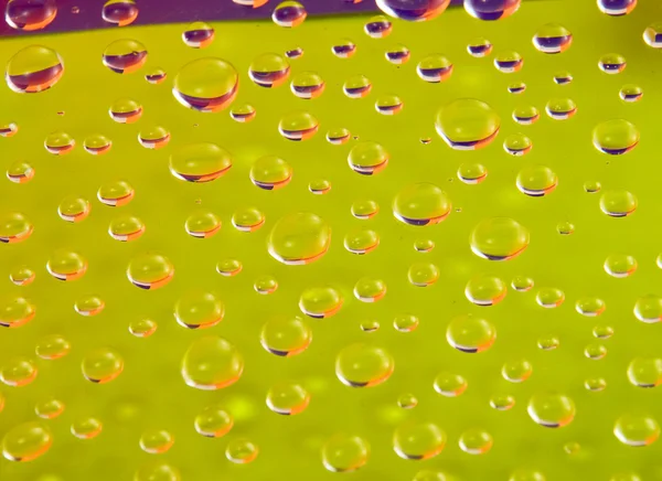 彩色背景上的水滴 — 图库照片