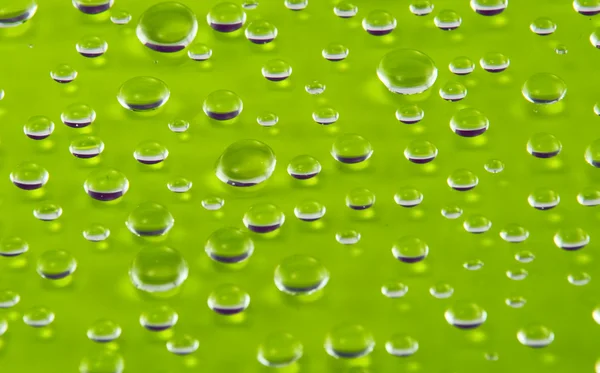 Druppels water op een kleurrijke achtergrond — Stockfoto