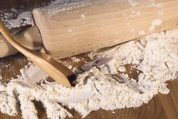 Rolling pin and flour — Stock Photo, Image