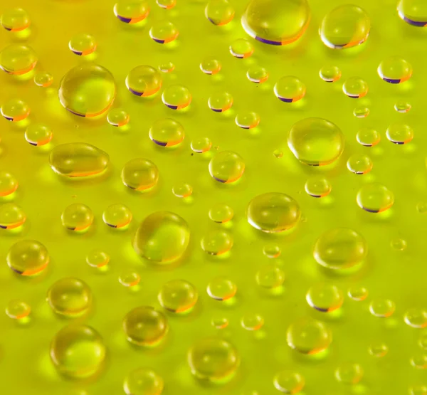 Droppar vatten på en färgstark bakgrund — Stockfoto