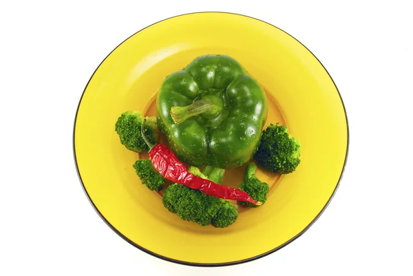 Pepř a brokolice na izolované na bílém talíři — Stock fotografie