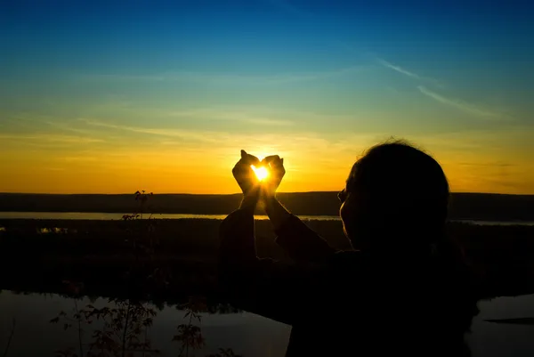 Kadın holding güneş elinde — Stok fotoğraf