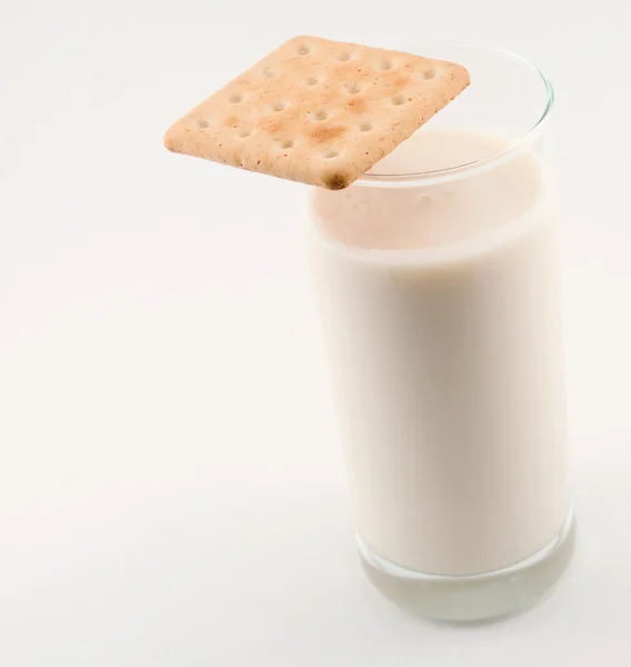 Молоко и печенье изолированы на белом — стоковое фото