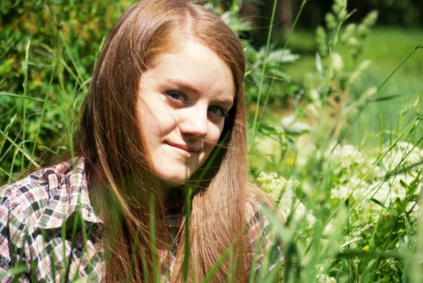 Portrét krásných mladých žen v přírodě — Stock fotografie
