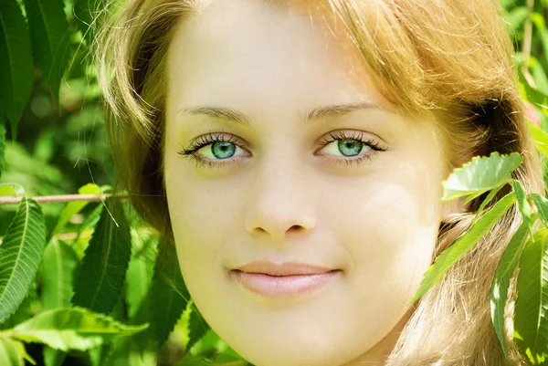 Portret pięknej młodej kobiety w przyrodzie — Zdjęcie stockowe