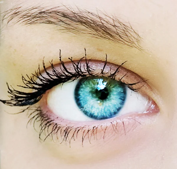 Oko to piękna młoda kobieta — Zdjęcie stockowe