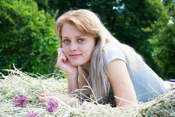 Porträtt av vackra unga kvinnor i naturen — Stockfoto