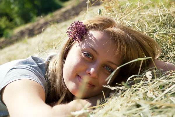 Porträtt av vackra unga kvinnor i naturen — Stockfoto