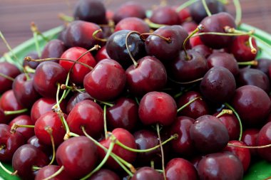 Bambu hasır üzerinde bir tabak içinde kiraz