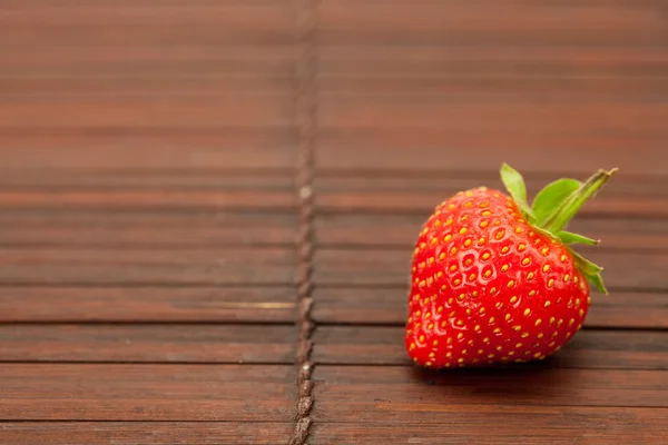 Erdbeeren auf einer Bambusmatte — Stockfoto