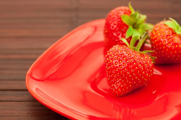 딸기와 대나무 매트에 접시 — 스톡 사진