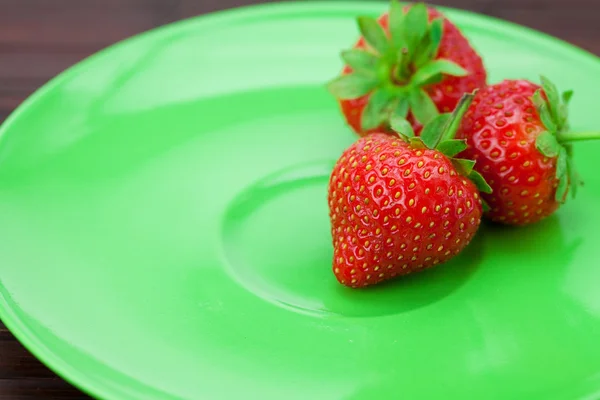 Φράουλες και ένα πιάτο σε ένα χαλί μπαμπού — Φωτογραφία Αρχείου