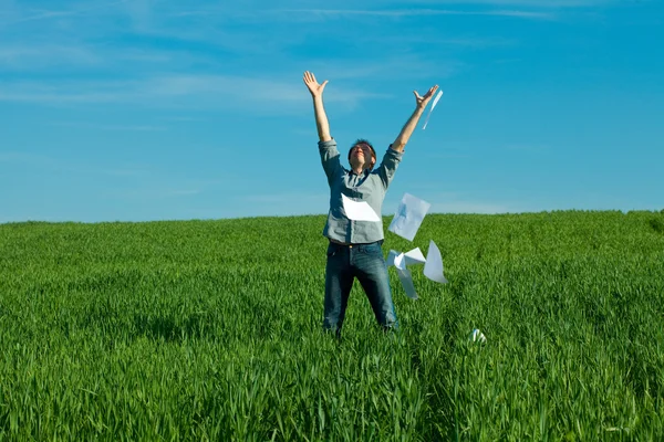Giovane che lancia una carta nel campo verde — Foto Stock