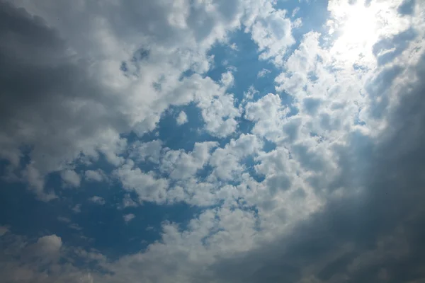 Bakgrund av blå himmel med moln — Stockfoto