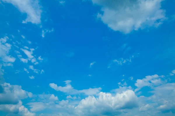 Fondo del cielo azul con nubes —  Fotos de Stock