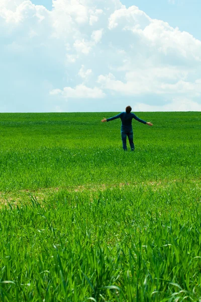 Man in het veld — Stockfoto