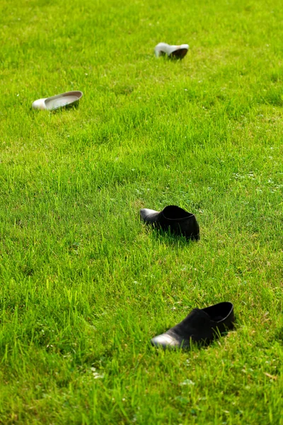 Ayakkabılar gelin ve damat yeşil çim üzerinde yalan — Stok fotoğraf