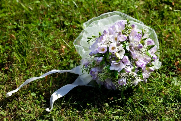 Bridal bouquet lying on the grass — Stock Photo, Image