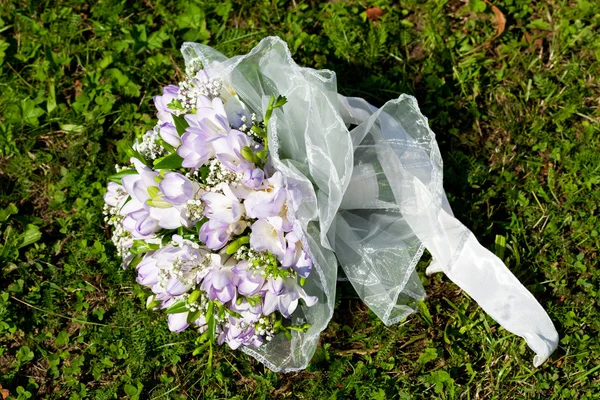 Bouquet nuptial allongé sur l'herbe — Photo