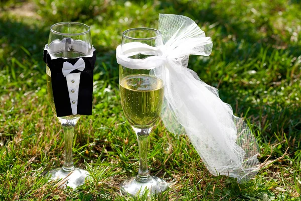 花嫁および新郎の服でシャンパンの 2 つのメガネ スタンドします。 — ストック写真