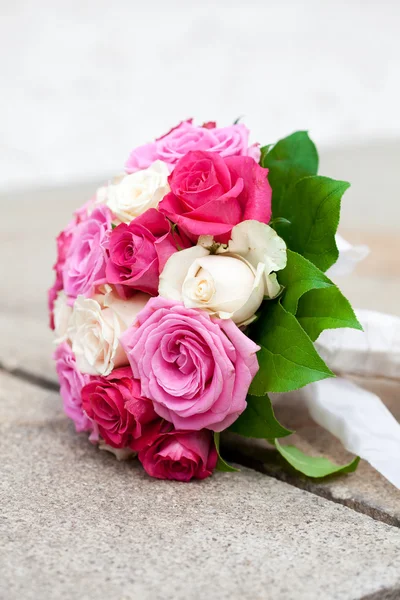 Bouquet da sposa sdraiato sul parapetto di pietra — Foto Stock