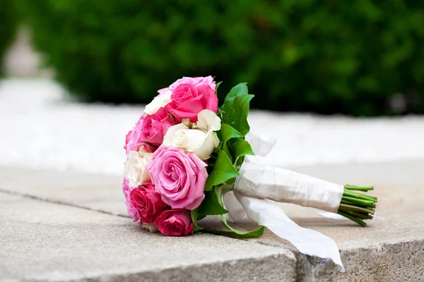 Bridal bouquet lying on the stone parapet — Stock Photo, Image