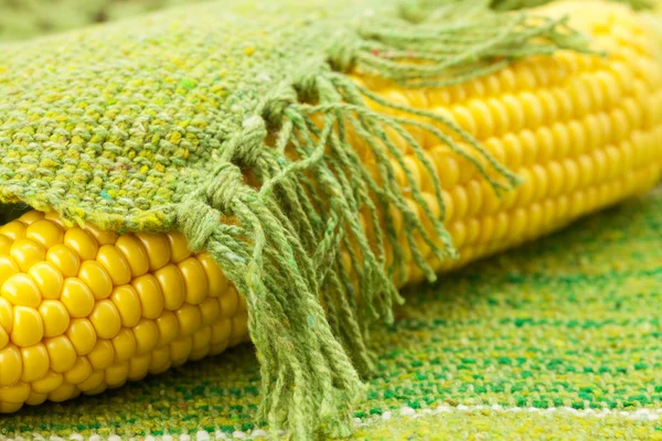 Kukuřice leží na podložce — Stock fotografie