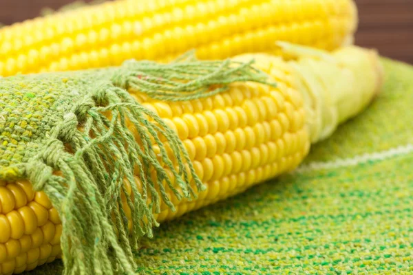 Kukurydza, leżąc na macie — Zdjęcie stockowe