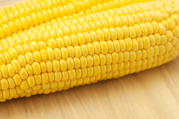 Maïs liggend op een snijplank — Stockfoto