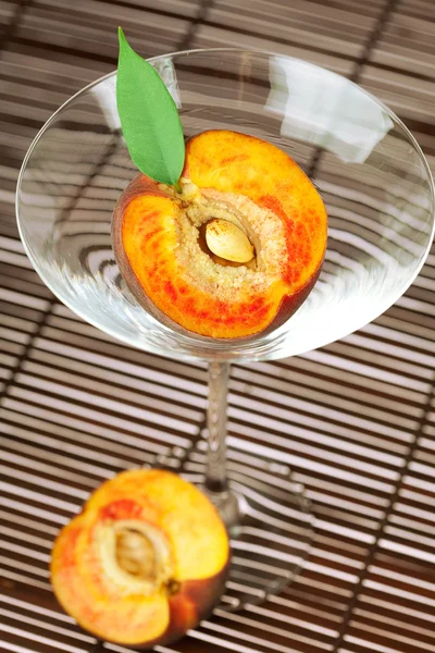 Pfirsich im Martini-Glas auf Bambusmatte — Stockfoto