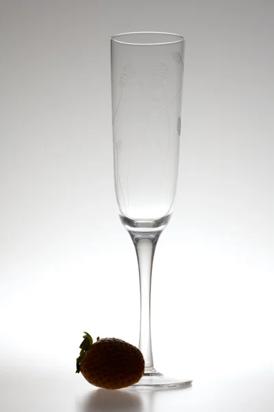 ワイン グラスとイチゴは灰色の背景に — ストック写真