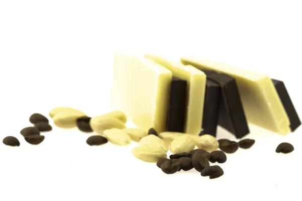 Café con granos de chocolate y nueces de color blanco y oscuro, aislado en whit — Foto de Stock